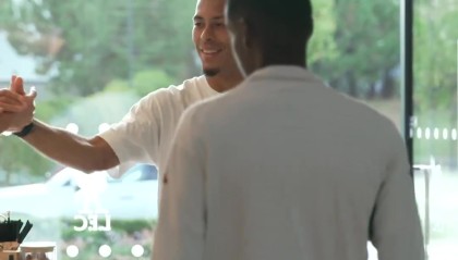 来了老弟！利物浦队长范迪克与伊萨克拥抱，欢迎后者加盟球队