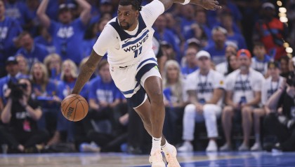 沙巴体育官网-初露獠牙！里德正面突破双手暴扣 随后麦克丹尼尔斯反击空接再扣